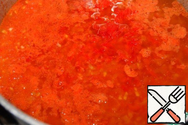 Add the peeled tomatoes and red sweet pepper (I grate), salt, hot pepper, sweet paprika and sugar, bring to a boil, reduce the heat to a minimum and simmer for 30 minutes, almost until the liquid has completely evaporated. A couple of minutes before the end of stewing, add the oregano.