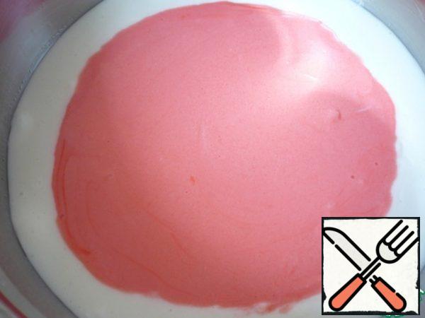 Quickly mix with a whisk, very carefully, so as not to touch the already grasped edge (it should remain white). It is necessary to achieve the color of a red watermelon.