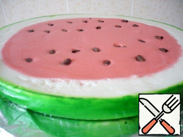 Now mix 0.5 drops of green dye with a tablespoon of water. Take a cooking brush and paint the white border of the souffle green, imitating the "watermelon crust". Put the souffle in the refrigerator.