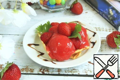 After 2-3 hours, you can eat. Decorate as desired. Strawberry sorbet goes well with a waffle Cup.
