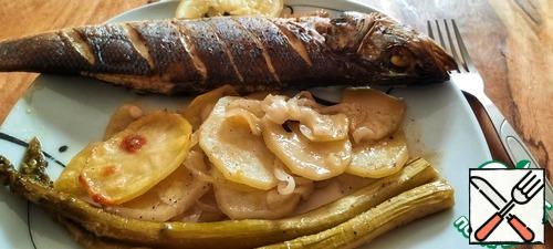 The potatoes turned out soft, tender, the taste of wine is not felt at all, the fish is soaked in pairs of sauce - very tasty! I recommend putting more onions - they are, well, very tasty!!