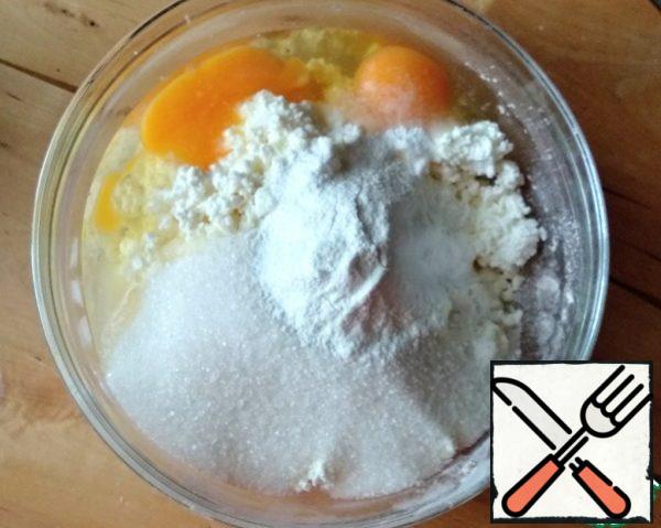 For the filling, combine cottage cheese, eggs, sugar and starch in a container.