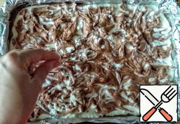 Spread the rest of the dough on top of the filling and make streaks with a match or toothpick. Cook in the oven, preheated to 180 degrees, 35-40 minutes.