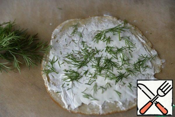 Chop the dill finely and sprinkle it with cottage cheese.