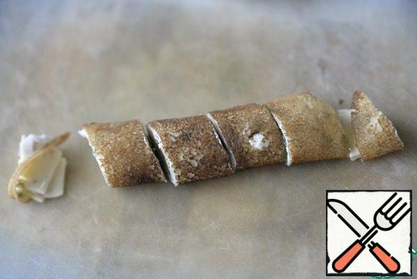 Before serving, remove the roll from the freezer, cut off the ends and cut into the same 4 parts.