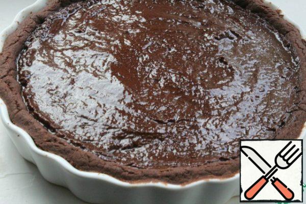 Cool the tart.
Break the chocolate and pour very hot cream.
Mix thoroughly and pour on the tart.