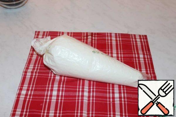 Transfer the cheese mass to a pastry bag.
