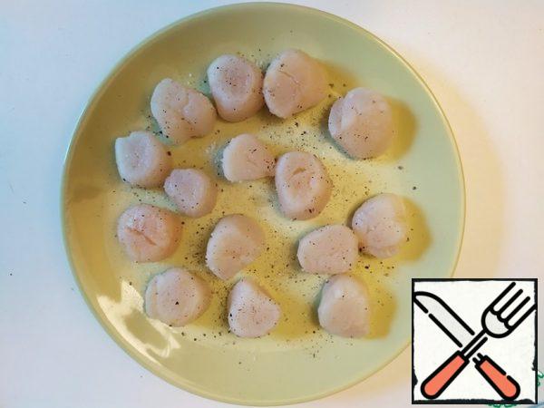 Blot the scallops with a paper towel, season with salt and pepper on both sides.Do the same with pre-peeled prawns.