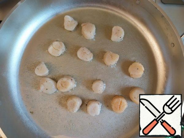 Preheat the pan and pour 1/4 Cup of olive oil. After a couple of minutes, lay out the scallops, fry for 3 minutes on each side. Then transfer them to a bowl, cover tightly and set aside.