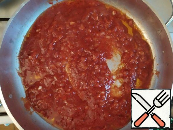 Add tomato sauce, paprika, salt and pepper. Stir.