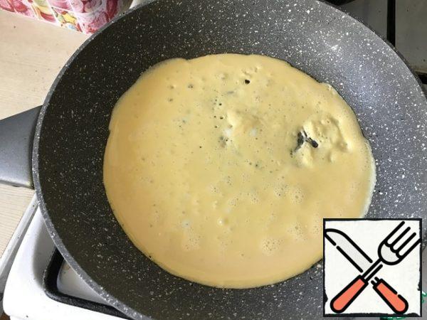 Mix the egg with mayonnaise and pour it into a hot pan.