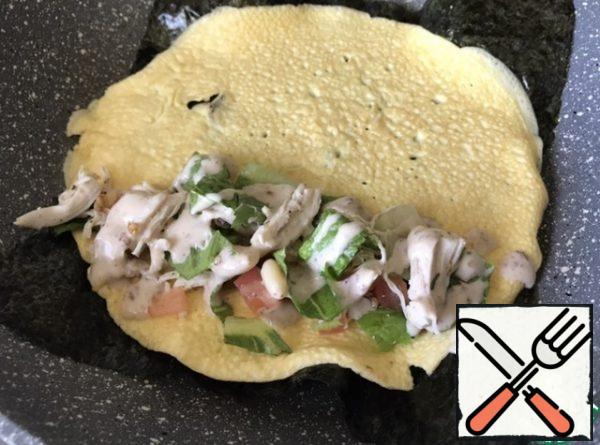 Put our filling, pour the sauce over it and roll it into a roll.