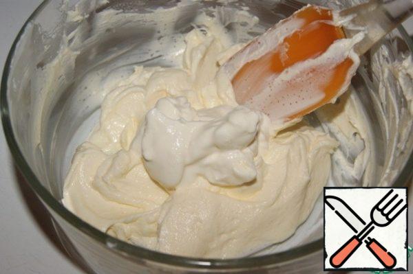 Cream: All products, except cream, must be at room temperature.
RUB the cream cheese with sugar. Add the yogurt and mix well with a spatula.