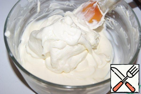 Beat the cream with the powder until stable peaks.
Add to the cheese mass and mix well.