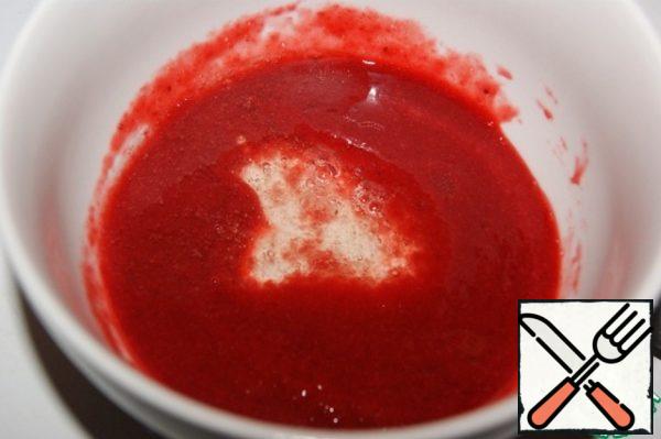 Strawberry jelly:
Puree:
Punch 100 g of strawberries with a blender, boil with 1 tbsp of sugar and RUB through a sieve. Cool.
Soak the gelatin.
Heat 30 g of compote and dilute the pressed gelatin in it.