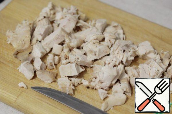 Cut the chicken meat into pieces.
I usually have half a breast left, and I put it on the pate.
