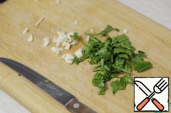Chop the herbs and garlic at random.