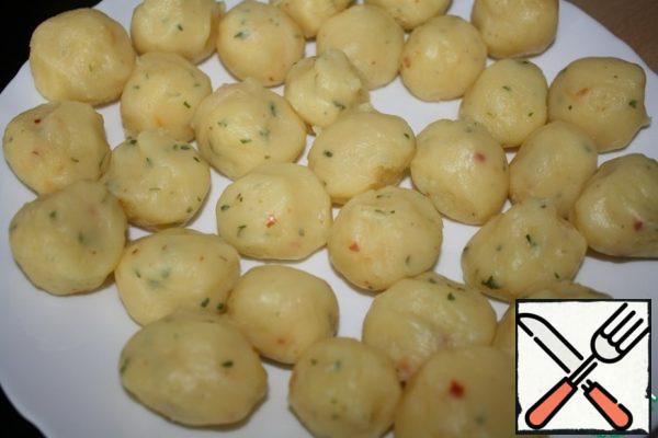 Boil the potatoes.
RUB it with oil, add black and red pepper, salt to taste. Add the parsley. As it cools, roll the same small meatballs.