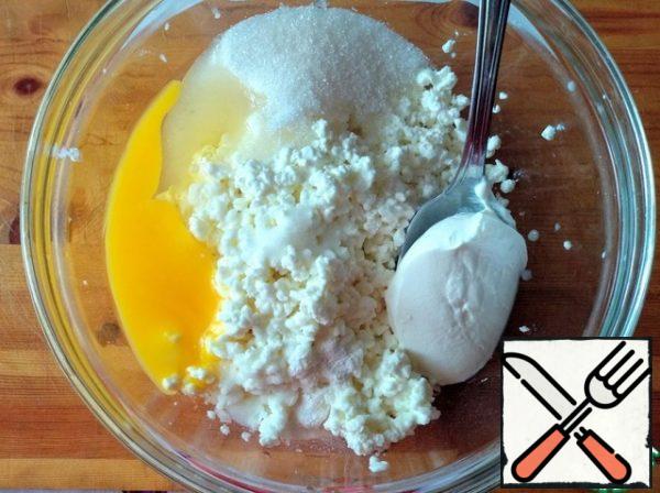 Combine cottage cheese, egg, sugar, sour cream, vanilla, salt, baking soda and baking powder in a bowl.