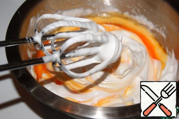 Without ceasing to whisk, in three steps, enter the sugar and whisk until it completely dissolves. Caution do not peritrate, the meringue should be smooth and shiny.
Add the yolks to the meringue...