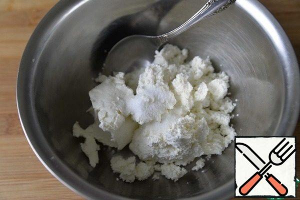 Take not dry cottage cheese, cottage cheese, add stevia and vanilla (I have vanilla extract). Of course, stevia can be replaced with powdered sugar to taste, but then the calorie content will increase and the benefit will decrease. Mix everything thoroughly.