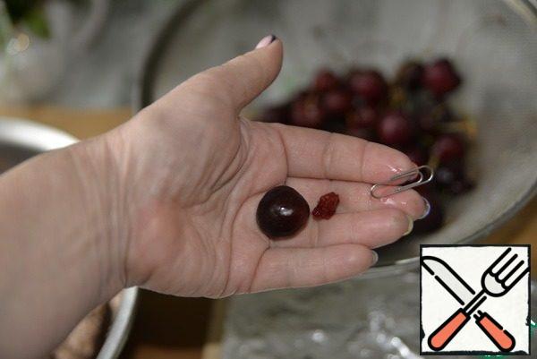 Take any berry to taste and availability. I have cherries, I removed the seeds with a paper clip.