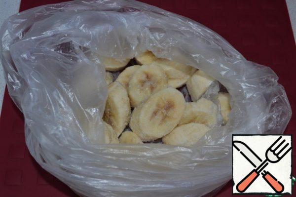 Cut the bananas into rings, put them in a bag and put them in the freezer for 1 hour.
