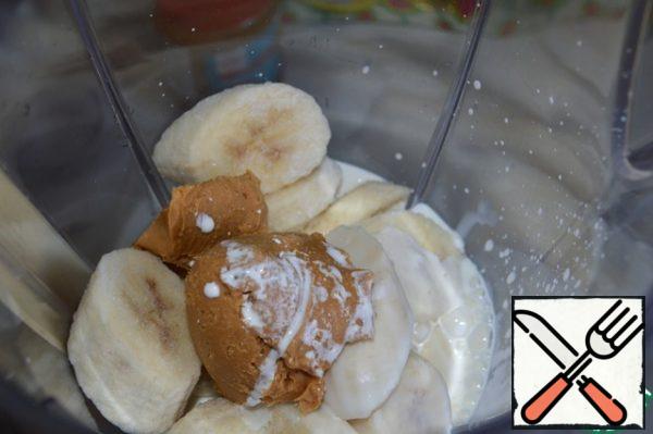 Put the frozen bananas, peanut paste and cream in a blender glass.
Beat until creamy.