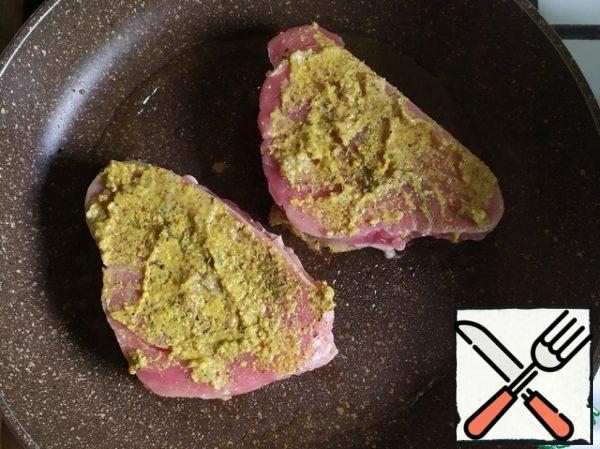 Preheat the pan and add the oil. Fry on both sides for about 3 minutes.

In fact, since the height of the steak, the fire, the pan-may differ, it is best to focus on the temperature inside. It should be like this:
43 degrees - very juicy and a little hard
46 degrees-meaty and juicy
49 degrees-hard and dry, like a well-done steak
54 degrees-hard, dry and crumbly