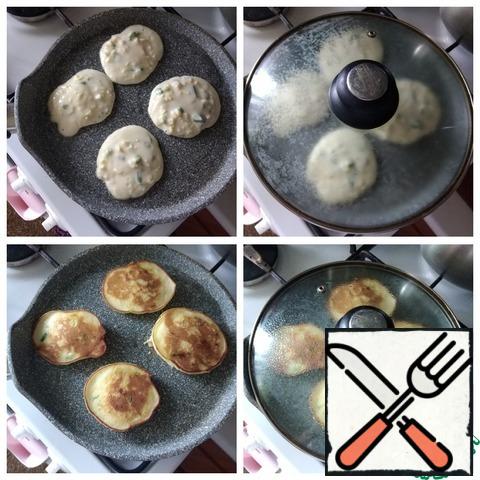 Fry pancakes in a pan. If you like very fried pancakes in oil, you can pour the oil before baking and warm it up, then spread the dough in it. I'm not frying pancakes in butter. Heat the pan well and put the dough with a tablespoon. On a high heat under the lid, fry the pancakes on one side and when they are set well, turn down the heat to a minimum, turn them over and fry on the other side until ready, too, under the lid. So in our pancakes, young cabbage will come to readiness. Pan D-24 cm and I will place 4 pieces of pancakes on it. I got 12 pieces from the amount of this test and I fried them 3 times, each time repeating the entire process of cooking one batch.