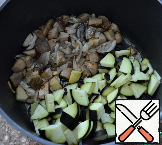 Fry the mushrooms with onions for 5 minutes, add the eggplant pieces.