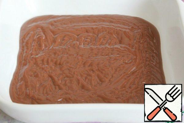 In the form of putting all the layers.
On the bottom of the form, spread part of the chocolate cream.