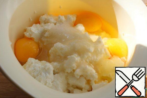 In a bowl, put the cottage cheese, eggs, sugar, and a pinch of salt.