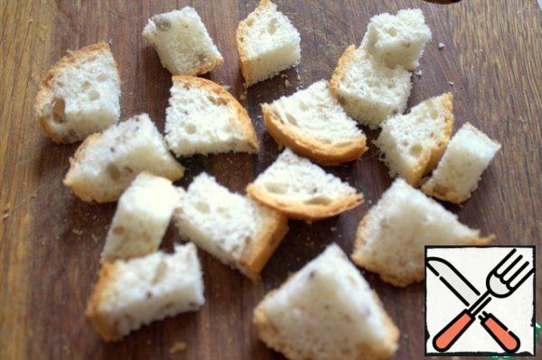 Cut white bread into cubes.