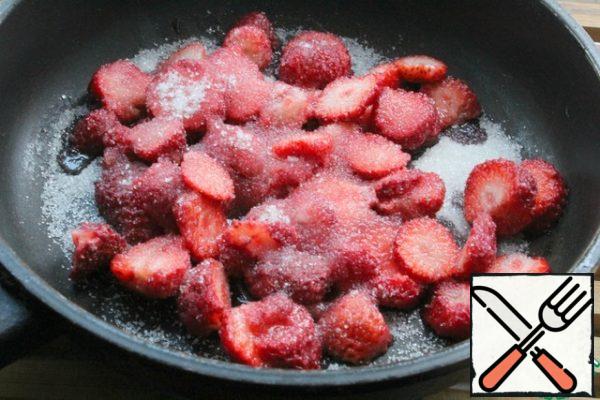 Put the chopped strawberries in a saucepan and sprinkle with sugar to taste.