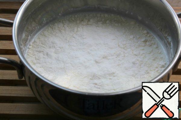 In a thick-bottomed saucepan, pour the milk, add the sugar, egg, flour and a pinch of salt.
Stir with a whisk until smooth, so that there are no lumps.