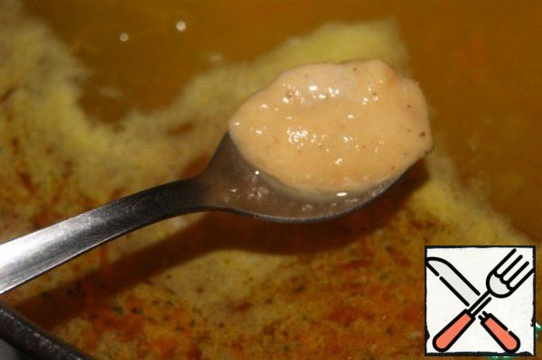 When the potatoes are ready, fill the soup with fried, let cook for 5 minutes. Dip a teaspoon into the soup and put a little dough in it and send it to the soup. We do the same with the rest of the dough-dipped a spoon in the broth, collected the dough, sent it to the broth, and so on.