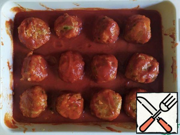 Pour the sauce over the meatballs and dip them completely in it.Cook 1.00 - 1.20 at a temperature of 150 degrees. Shortly before the end, get out, spread the sliced mozzarella between the meatballs and put it back in the oven. Increase the temperature to 220 degrees.