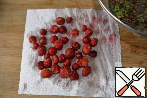 Wash the strawberries, remove the tails, dry them with a paper towel. I have different-sized strawberries, but I didn't cut them.