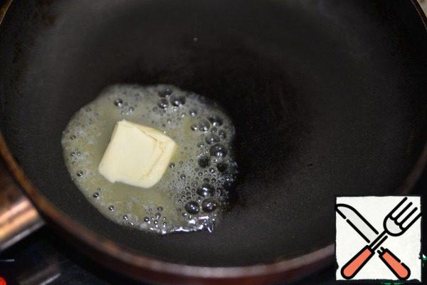 Melt the butter in a frying pan.