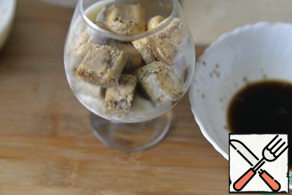 Chopsticks savoyardi dip in coffee and put the next layer.