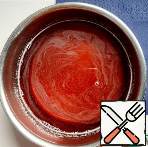 For berry jelly, you can use ready-made, then it must be dissolved in two glasses of water, according to the instructions.
Or use any juice / compote (2 cups) and increase the amount of gelatin.
Do not forget that gelatin does not interact with kiwi and pineapple.