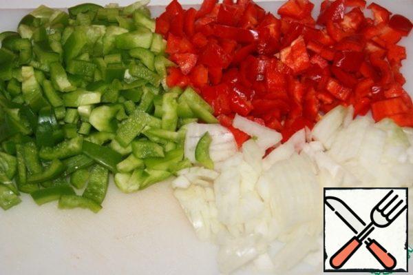 Cut the pepper and onion into small pieces.