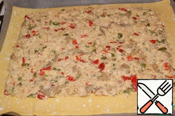 Place a 30x37 cm sheet of dough on a baking sheet covered with baking paper.
Line the filling with an even layer on top of the dough, leaving 2.5-3 cm from each edge.
PS If you will cook from the dough Filo, then line 2 sheets, oil + 2 sheets + filling+2 sheets, grease with oil+ 2 sheets and oil the top. Total 8 sheets of Filo 30x37 cm.