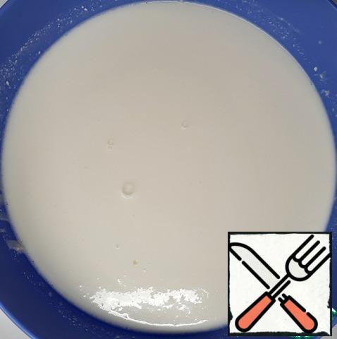 Add the gelatin to the curd-sour cream mass and once again punch with a blender until smooth.