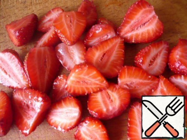 Pre-wash the strawberries and dry them with a paper towel. Remove the stalks from the strawberries and cut them in half.