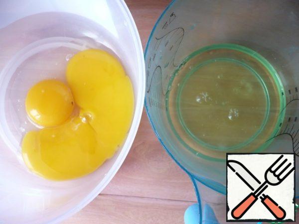 Then you need to take two large bowls and divide the eggs into whites and yolks. (Eggs should be at room temperature.)
