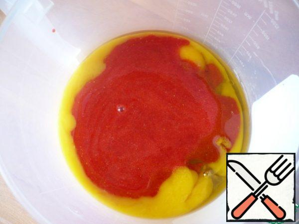 Add 50 g of sugar, a pinch of salt, vegetable oil, vanilla syrup to the yolks and add strawberry puree here.