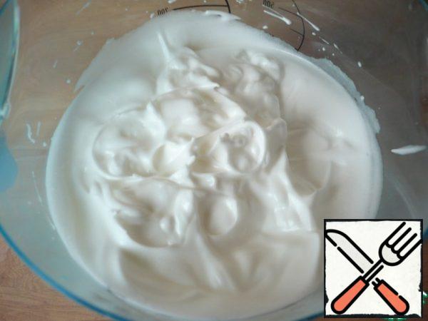 Now we start whipping the whites with a mixer - in order for the foam to be more stable, add 0.5 tsp of vinegar and add the remaining 50 g of sugar a little at a time, continuing to whisk until peaks.