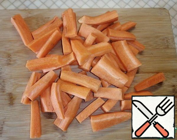 Cut the carrots into bars and send them to the meat. Stir and fry for 5-7 minutes.